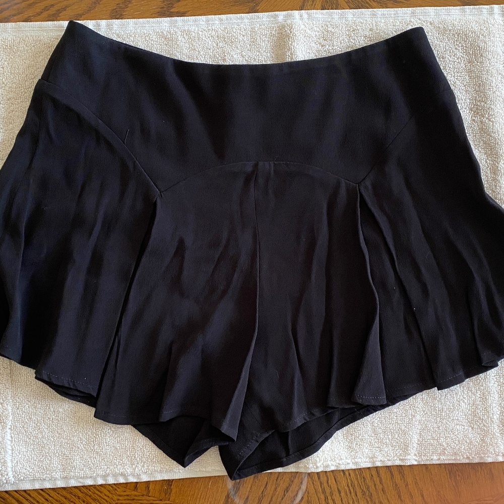 Solemio Black Wide Leg Pleated Shorts